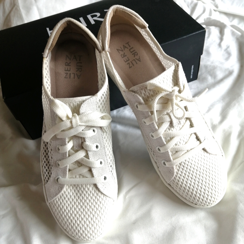 NWB Naturalizer White Mesh and Canvas Sneakers Sz 9 1/2 Memory Foam Insole